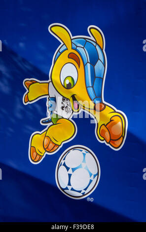 Das ppmehr "Fuleco" der Fussball-WM 2014 in Brasilien - Impressionen: Fanmeile Beim Spiel Deutschland Gegen Portugal, Stras Stockfoto