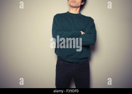 Ein junger Mann steht in einer mächtigen pose Stockfoto
