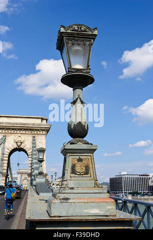 Eine Laterne auf der Kettenbrücke in Budapest, Ungarn. Stockfoto