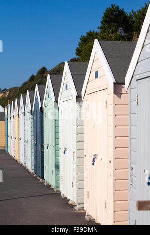 Bournemouth, Dorset, UK 2. Oktober 2015. UK-Wetter: schöner sonniger Tag in Bournemouth wie Besucher den Kopf für den Strand, um den herbstlichen Sonnenschein - Strand Hütten am Alum Chine Credit: Carolyn Jenkins/Alamy Live News Stockfoto