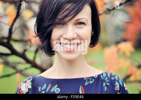 Lächelnd Mitte Erwachsene Frau Porträt Herbst Stockfoto