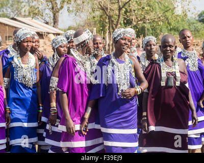 Massai-Frauen tanzen und singen während der Zeremonie der Übergang in ein neues Zeitalter-Set für Jungen und Mädchen. Stockfoto