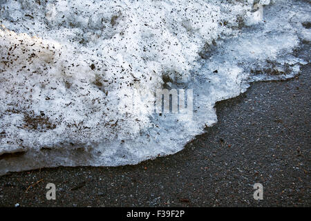 Schmelzender Schnee auf der Straße Stockfoto