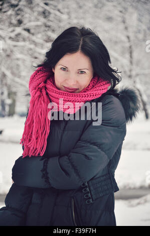 Lächelnd Mitte Erwachsene Frau Porträt im winter Stockfoto