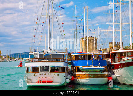 Trogir Kroatien Meerespromenade mit touristischen Kreuzfahrtschiffe vor Anker und Kamerlengo Burgtürme Stockfoto