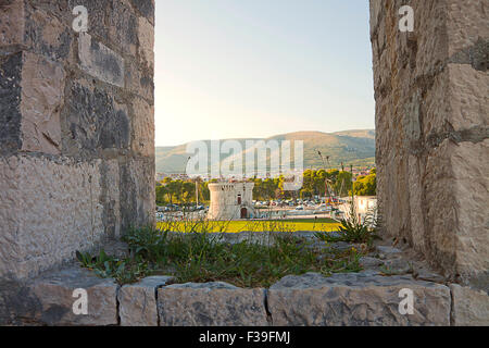 Blick auf San Marco Turm von Burg Kamerlengo in Trogir Stockfoto