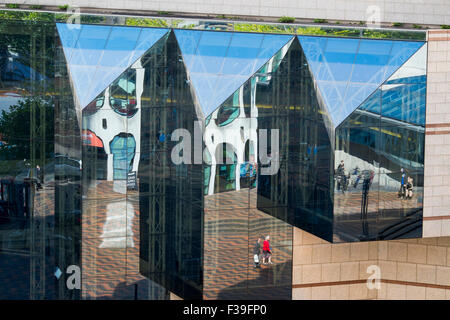 Birmingham Repertory Theatre spiegelt sich in einem Fenster der Symphony Hall, West Midlands, England, UK Stockfoto