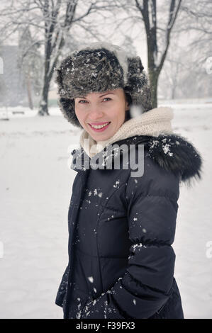 Lächelnd Mitte Erwachsene Frau Porträt im winter Stockfoto
