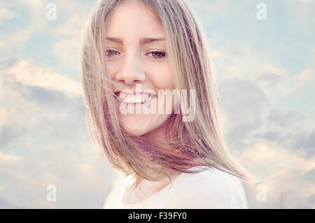 Lächelnde junge Frau Porträt Stockfoto