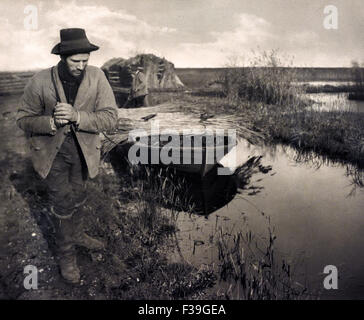 Abschleppen der Reed durch Boot 1885 Peter Henry Emerson 1856-1936 (aus: Leben und Landschaft auf der Norfolk-Broads1886) Stockfoto