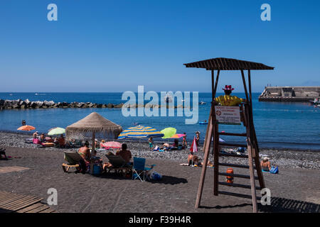 Weiblichen Rettungsschwimmer in ihrem Wachturm am Strand von Playa San Juan, Teneriffa, Kanarische Inseln, Spanien. Stockfoto