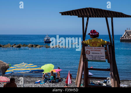 Weiblichen Rettungsschwimmer in ihrem Wachturm am Strand von Playa San Juan, Teneriffa, Kanarische Inseln, Spanien. Stockfoto