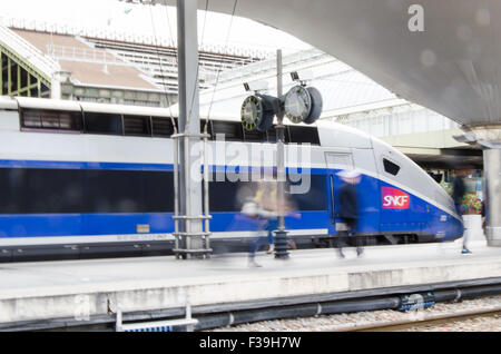 Ein Hochgeschwindigkeitszug auf einem Bahnhof Stockfoto