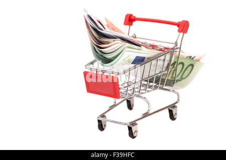 Einkaufswagen voller Euro-Banknoten isoliert Stockfoto