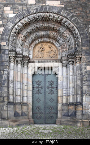 Eingang der Kirche der Heiligen Cyrill und Methodius, Prag, Karlin Stockfoto