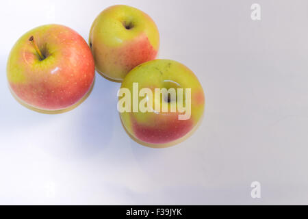 Die drei Äpfel auf weißen backgrounf Stockfoto