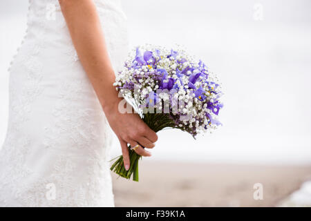 Nahaufnahme von einer Braut hält einen Blumenstrauß Stockfoto