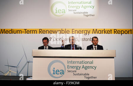 Istanbul, Türkei. 2. Oktober 2015. International Energy Agency (IEA) Executive Director Fatih Birol (C) befasst sich mit eine Pressekonferenz in Istanbul, Türkei, 2. Oktober 2015. Erneuerbarer Energien die größte einzelne Quelle von Elektrizität in den nächsten fünf Jahren werden, sagte der internationalen Energie Agentur (IEA) in einem am Freitag hier veröffentlichten Bericht. © He Canling/Xinhua/Alamy Live-Nachrichten Stockfoto