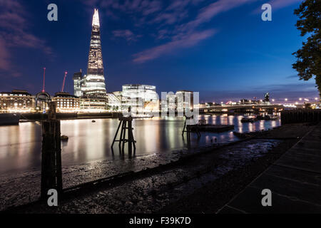 Blick auf die Scherbe in der Nacht vom Ufer der Themse Stockfoto