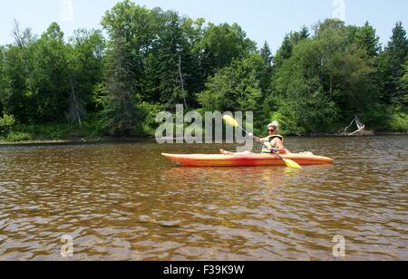 Frau, Kajakfahren auf dem Fluss, Mont Tremblant, Kanada Stockfoto