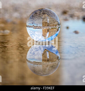 Kristallkugel widerspiegeln die Akropolis, Athen, Griechenland Stockfoto