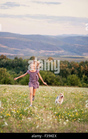 Porträt eines Mädchens mit ihrem Hund Foxterrier in einem Feld Stockfoto