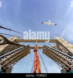 Niedrigen Winkel Blick auf Boot Mast Segeln unter erhöhten Tower Bridge und London, England Stockfoto