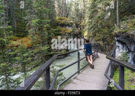 Mädchen stehen auf Gehweg in Johnston Canyon, Banff Nationalpark, kanadische Rockies, Alberta, Kanada Stockfoto