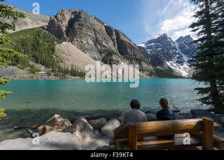 Zwei Menschen sitzen Moraine Lake, Banff Nationalpark, Kanadische Rockies, Alberta, Kanada Stockfoto