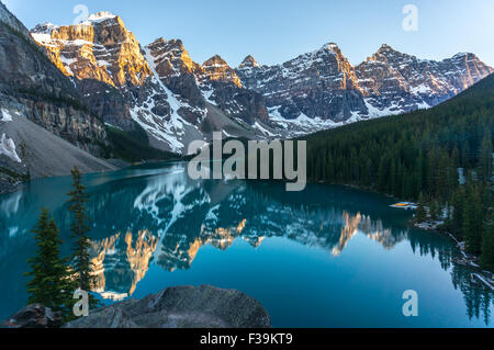 Moraine-See bei Sonnenuntergang, Banff Nationalpark, Kanadische Rockies Stockfoto