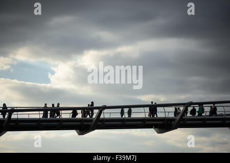 Millennium Bridge, London, eines der ikonischen Gebäude, die säumen die Ufer des Flusses Themse in London. Stockfoto