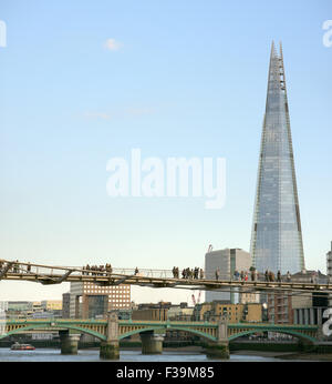 Millennium Bridge, London, eines der ikonischen Gebäude, die säumen die Ufer des Flusses Themse in London. Stockfoto