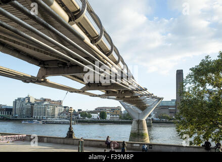 Millennium Bridge, London, eines der ikonischen Gebäude, die säumen die Ufer des Flusses Themse in London. Stockfoto