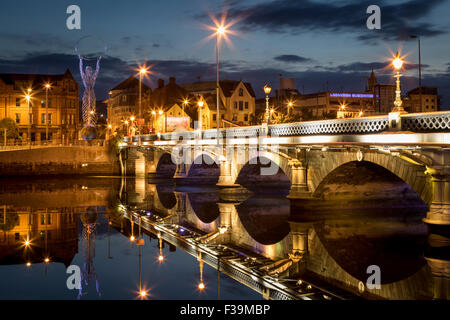 Leuchtfeuer der Hoffnung Statue, Lagan Brücke und Stadt Belfast, Grafschaft Antrim, Nordirland, Vereinigtes Königreich