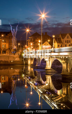 Leuchtfeuer der Hoffnung Statue, Lagan Brücke und Stadt Belfast, Grafschaft Antrim, Nordirland, Vereinigtes Königreich Stockfoto