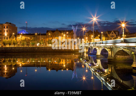 Leuchtfeuer der Hoffnung Statue, Lagan Brücke und Stadt Belfast, Grafschaft Antrim, Nordirland, Vereinigtes Königreich
