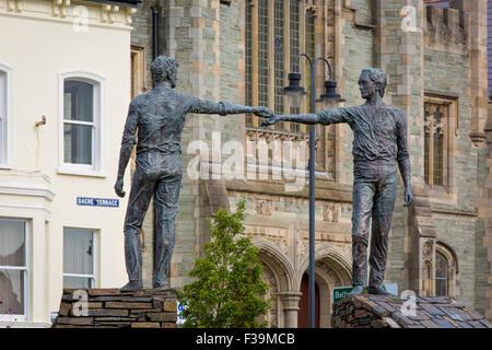Hände über die Kluft - Frieden Statue des Bildhauers Maurice Harron, Londonderry/Derry, County Londonderry, Nordirland, Großbritannien Stockfoto