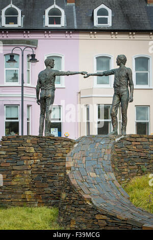 Hände über die Kluft - Frieden Statue des Bildhauers Maurice Harron, Londonderry/Derry, County Londonderry, Nordirland Stockfoto