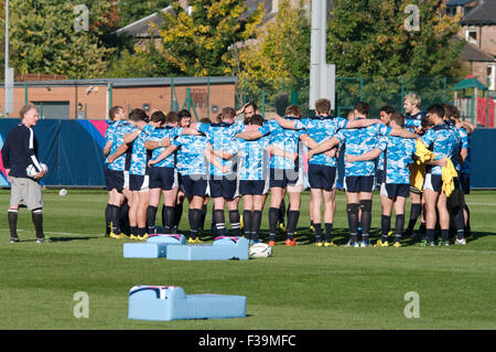 Newcastle Upon Tyne, UK. 1. Oktober 2015. Schottland Rugby-Mannschaft Form einen Kreis für eine Teamsitzung während einer Übung an der Royal Grammar School, Newcastle, 1. Oktober 2015 Credit: Colin Edwards/Alamy Live News Stockfoto