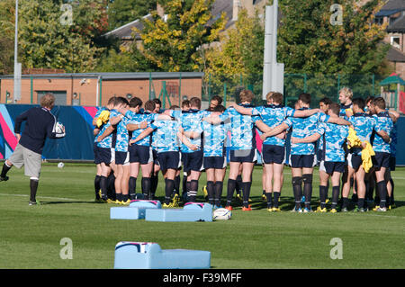 Newcastle Upon Tyne, UK. 1. Oktober 2015. Schottland Rugby-Mannschaft Form einen Kreis für eine Teamsitzung während einer Übung an der Royal Grammar School, Newcastle, 1. Oktober 2015 Credit: Colin Edwards/Alamy Live News Stockfoto