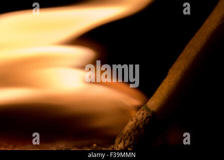 Geschlagen, zeigt Bewegung, Feuer und schwarzem Hintergrund Stockfoto