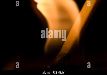 Geschlagen, zeigt Bewegung, Feuer und schwarzem Hintergrund Stockfoto