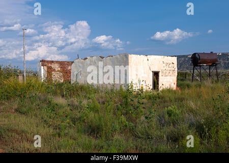 Eine verlassene laden entlang der Route 66 in Montoya, New Mexico, wirbt noch kaltes Bier. Stockfoto