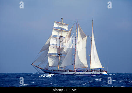 Barkentine mit weißen Segeln bei ruhiger See Stockfoto