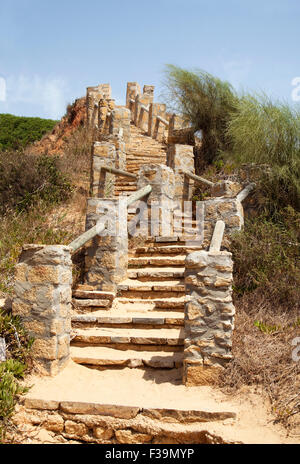 Treppe zum Strand an einem heißen sonnigen Tag Stockfoto