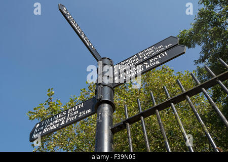 Wegweiser mit Anweisungen für die Themse-Pfad, Richmond und Kew Brücken, Kew Gardens und den Capitral-Ring, in Richmond, england Stockfoto