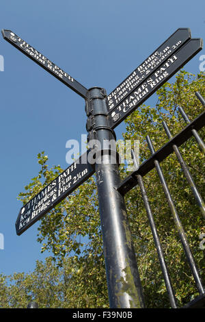 Wegweiser mit Anweisungen für die Themse-Pfad, Richmond und Kew Brücken, Kew Gardens und den Capitral-Ring, in Richmond, england Stockfoto