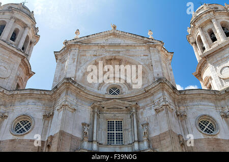 Kathedrale in Cadiz, Spanien, an einem sonnigen Tag, Ansicht von unten Stockfoto