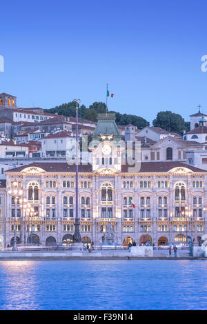 Triest Piazza, die Piazza dell'Unita d ' Italia und Rathaus an der Uferpromenade in Triest in der Abenddämmerung. Stockfoto