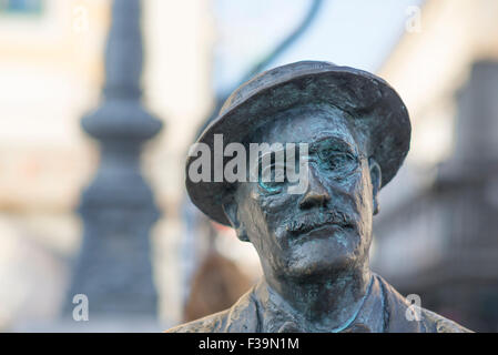 Eine Statue von dem irischen Schriftsteller und Dichter James Joyce auf der Via Roma in Triest, Italien. Stockfoto
